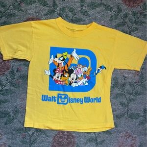 Walt Disney world yellow tee youth XS 💛
Mickey & friends so cute